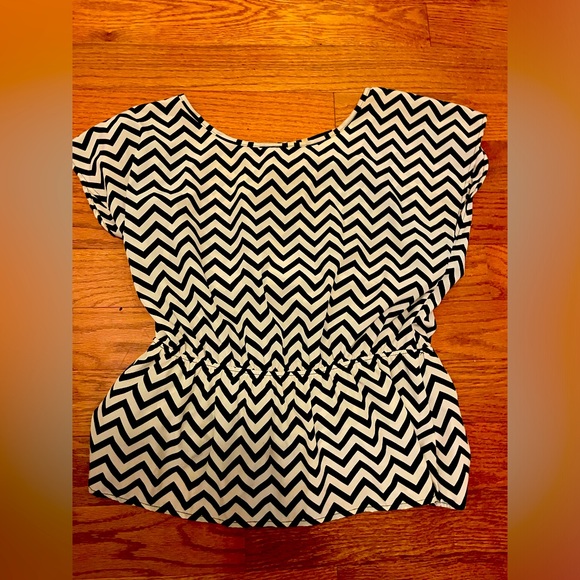 Chevron blouse-size Large - Picture 1 of 3